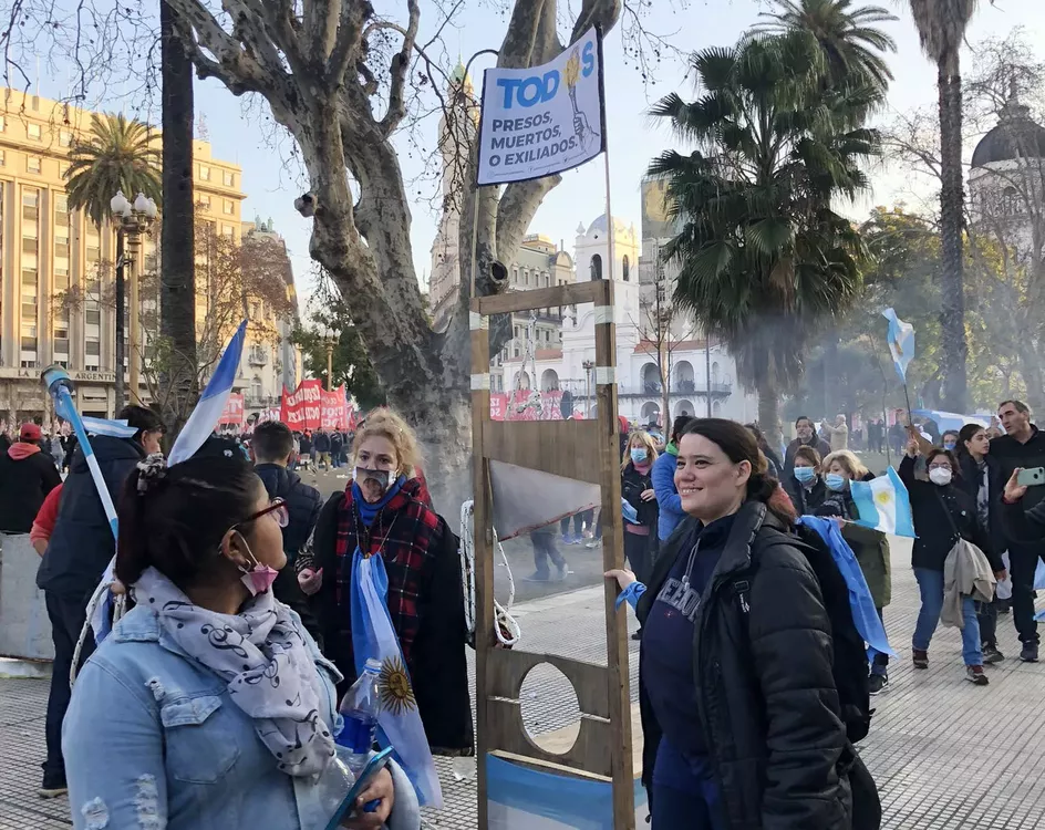 Guillotina en marcha contra el gobierno (NA) 2