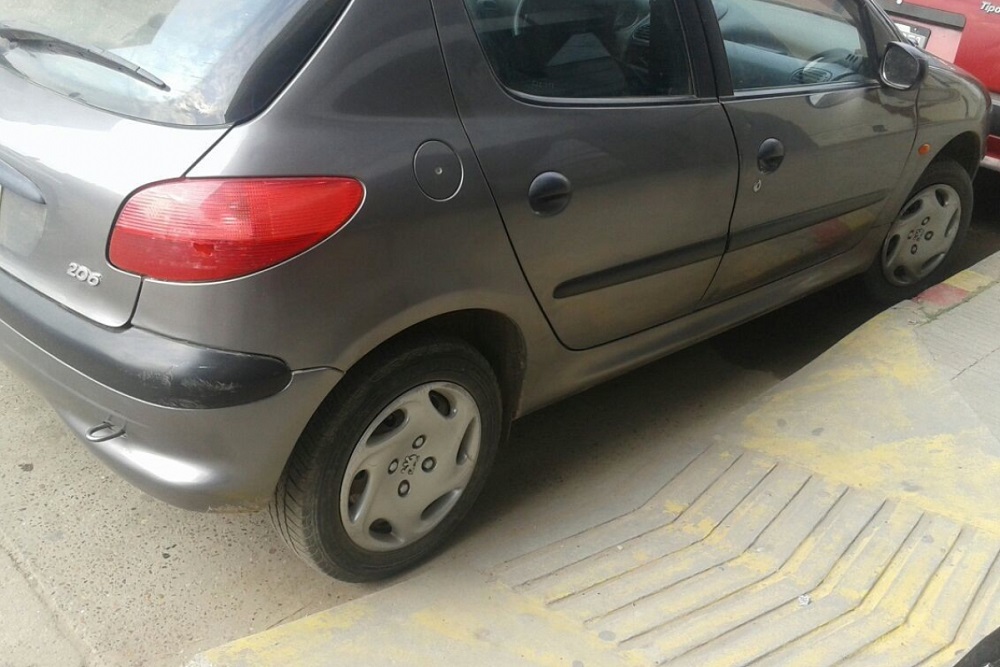 Auto estacionado rampa by gentileza