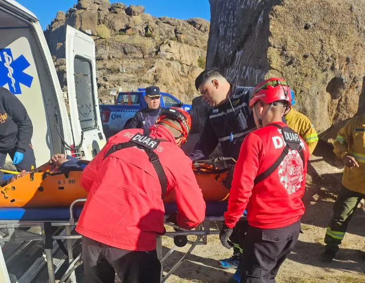 Se accidentó mientras practicaba parapente en las Altas Cumbres: rescatado y hospitalizado thumbnail