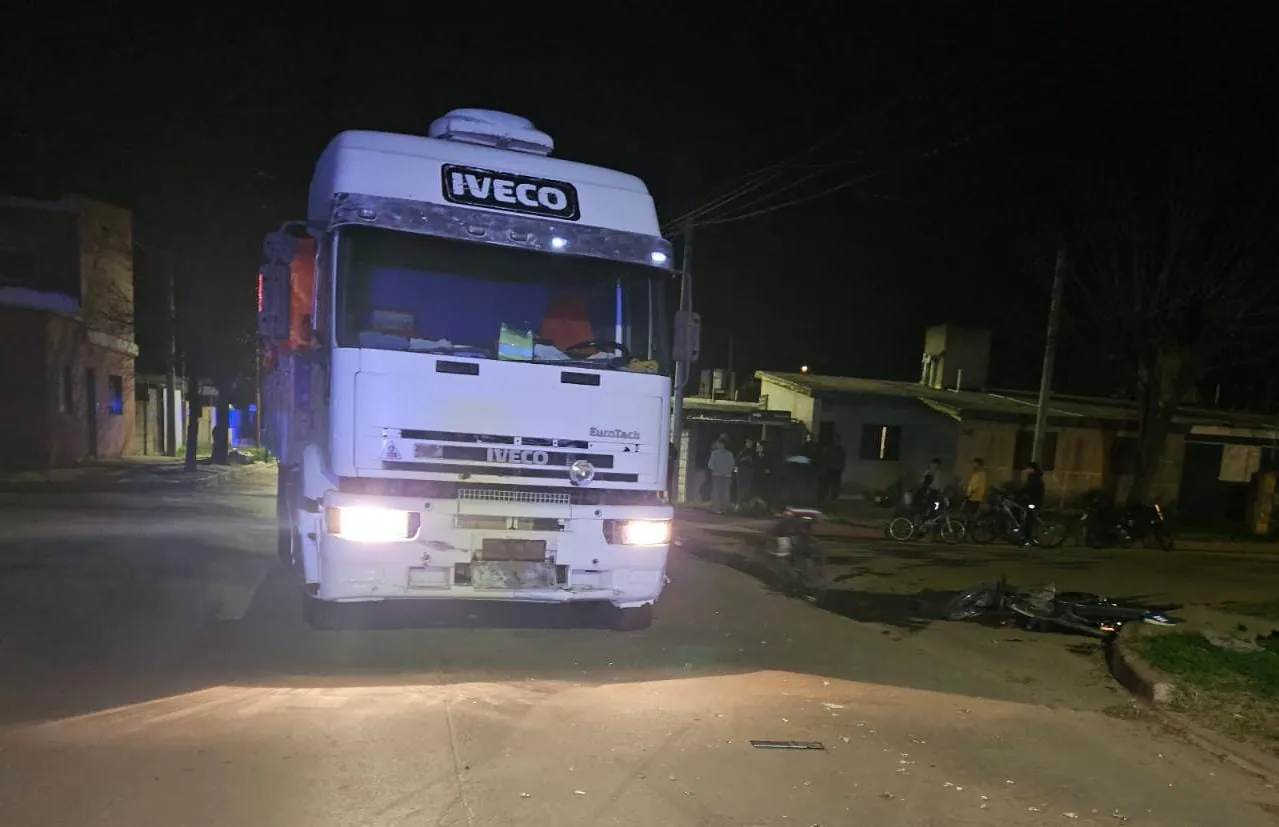 Choque camión y moto en Arroyito (Policía)