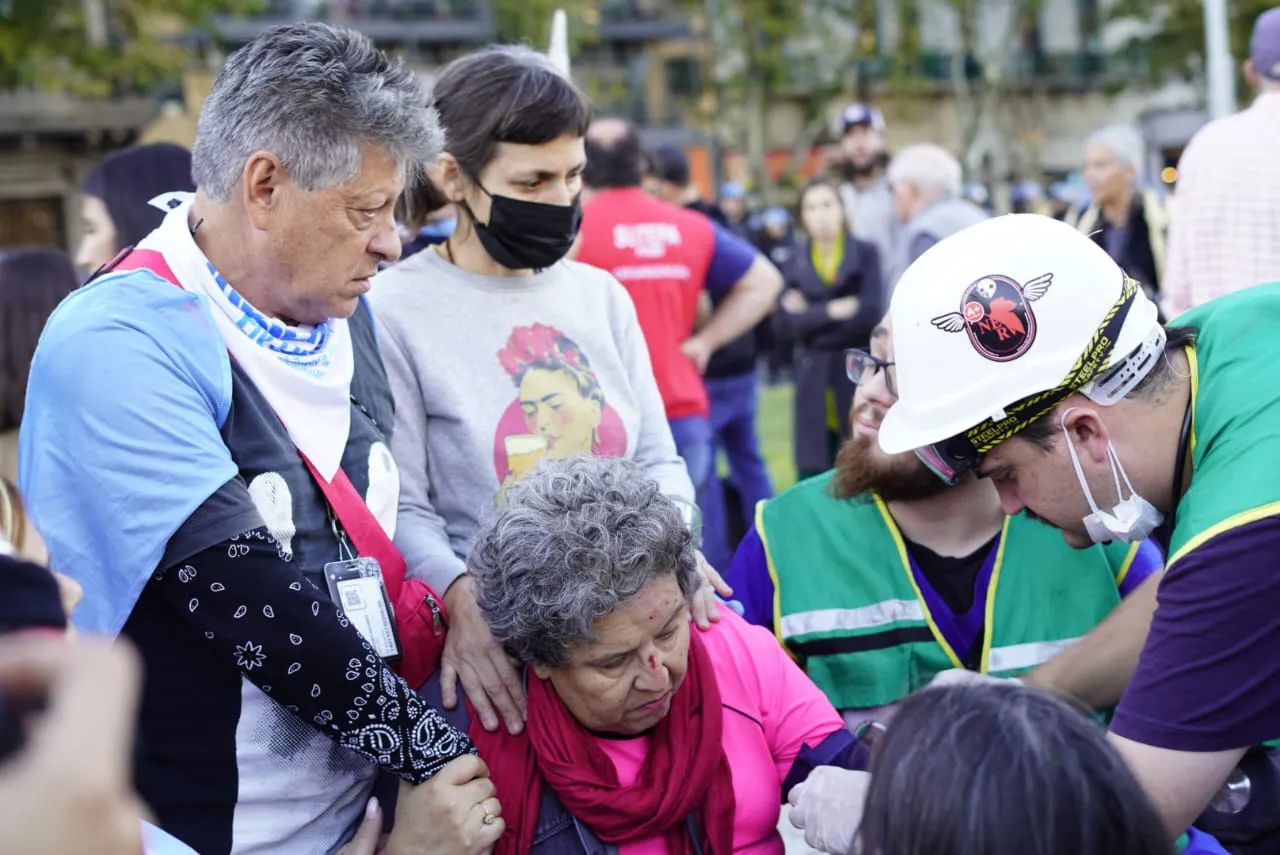 Jubilada golpeada en la marcha (X de Nicolás del Caño)