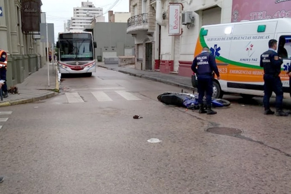 Murió un motociclista tras chocar con un colectivo en Río Cuarto Murió un motociclista tras chocar con un colectivo en Río Cuarto