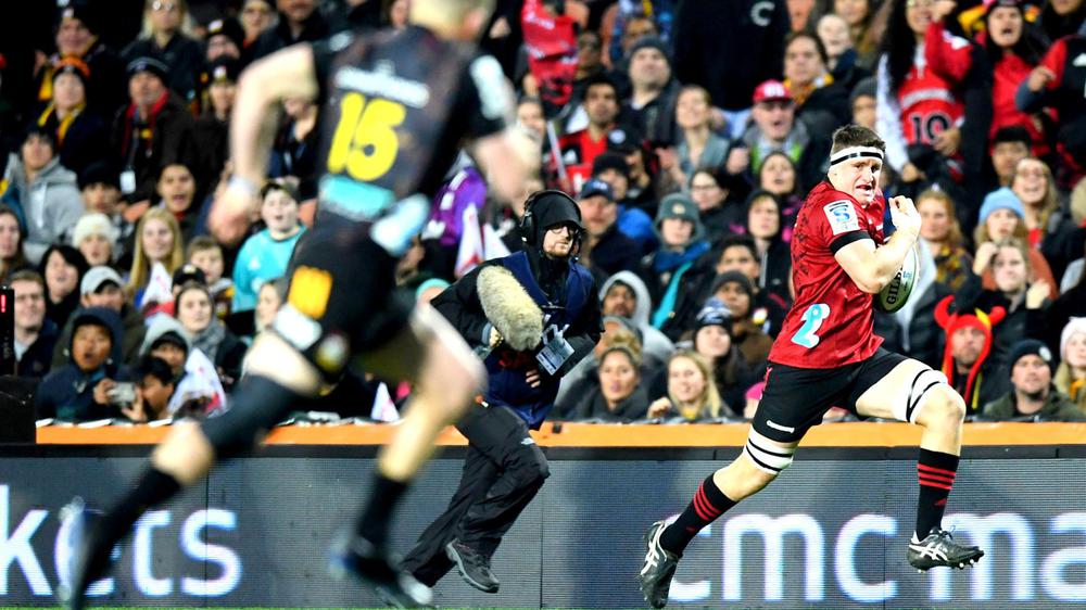 El octavo de los Crusaders Tom Sanders, ataca los Chiefs ante la multitud del Waikato Stadium de Hamilton