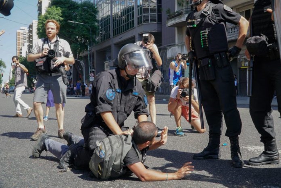 foto enfoque rojo detencion trabajadores prensa
