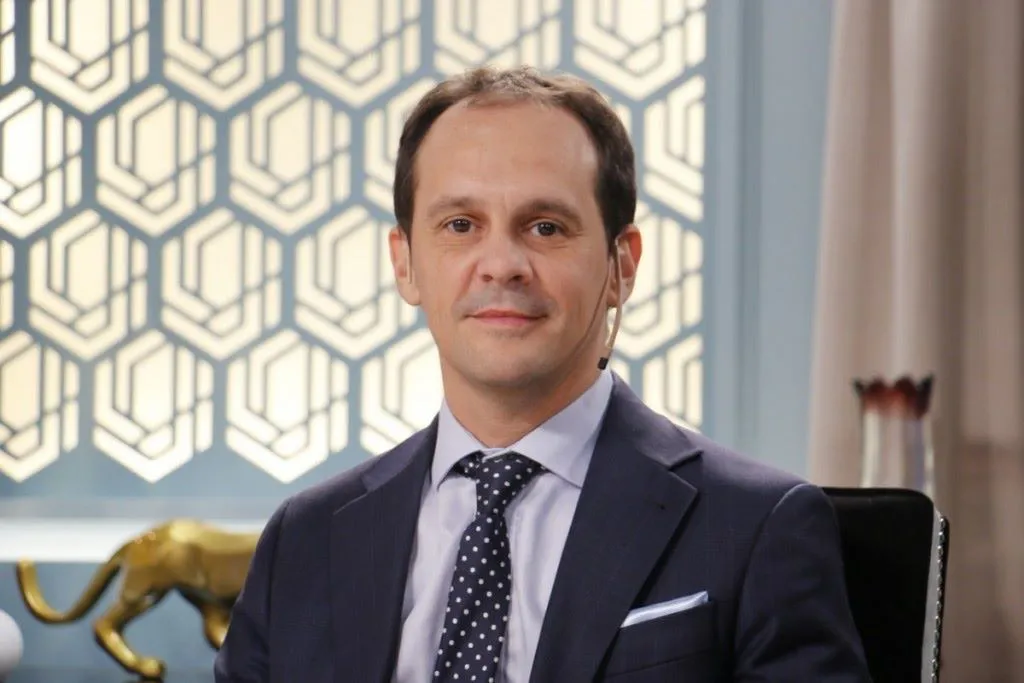 economista crítico al gob NA