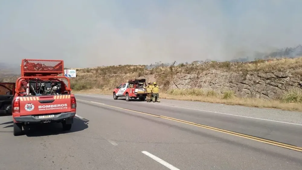 bomberos sofocaron el incendio en las Altas Cumres