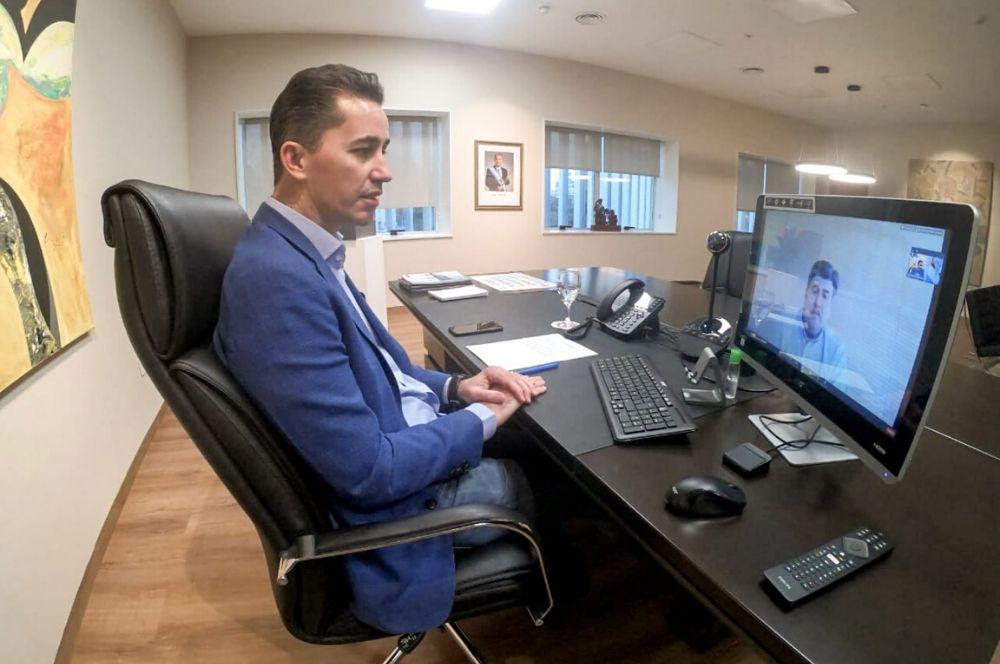 Manuel Calvo videoconferencia desde su oficina - Gobierno de la Provinica