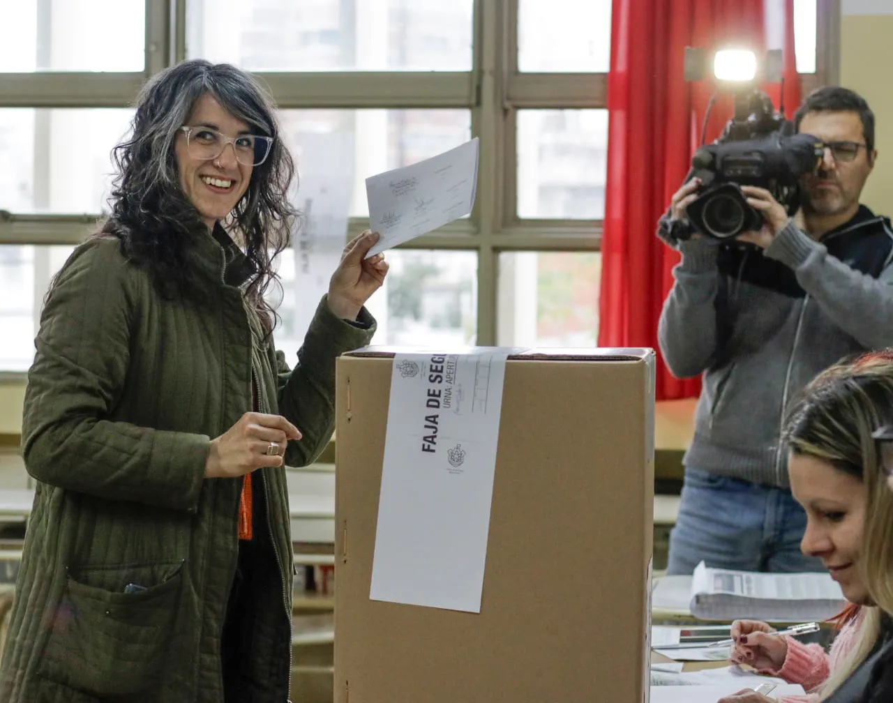 Laura Vilches vota (gentileza)