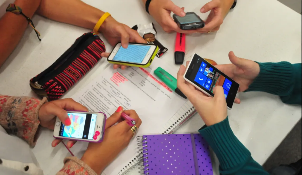 Celulares en colegios by Data N