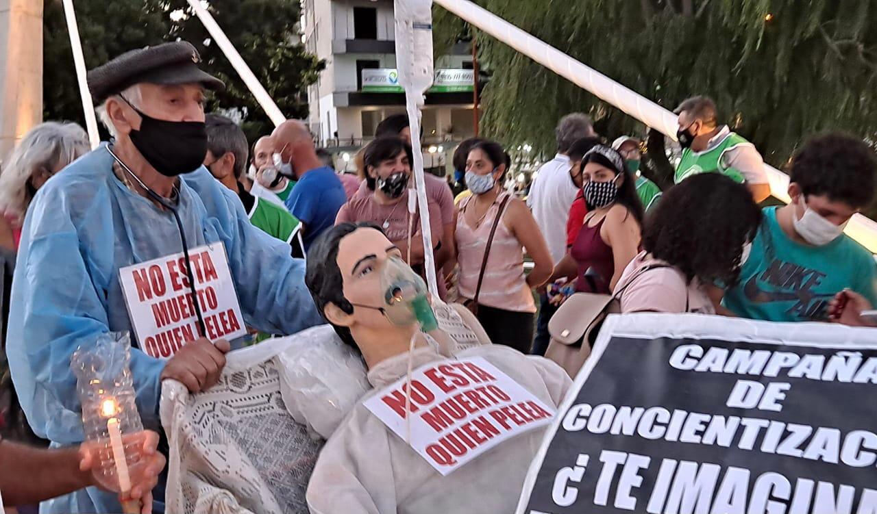 Marcha de antorchas en Carlos Paz trabajadores de la salud