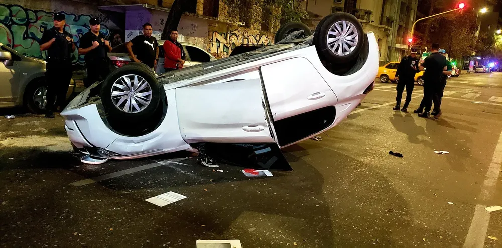 Auto volcó en avenida Vélez Sarsfield (gentileza Leonardo Guevara Twitter)