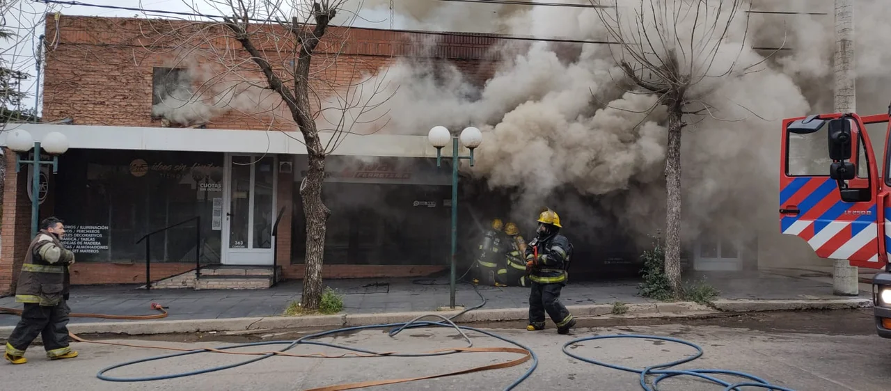 Incendio locales y Policía de Córdoba