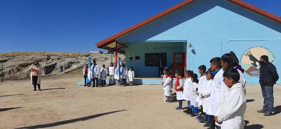 Alumnos-y-bandera.-Anexo-Los-Cerros