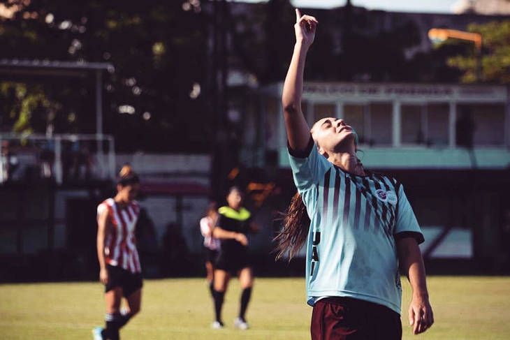 Despidieron a una jugadora de fútbol de UAI Urquiza y denuncian  discriminación de género