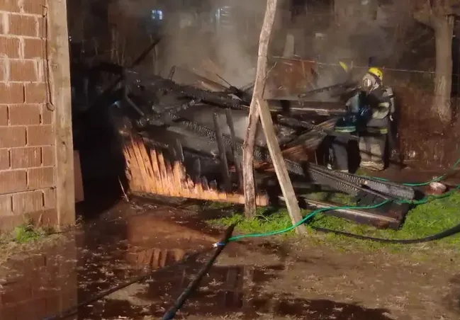 Incendio en vivienda de Santa Rosa de Calamuchita (gentileza)