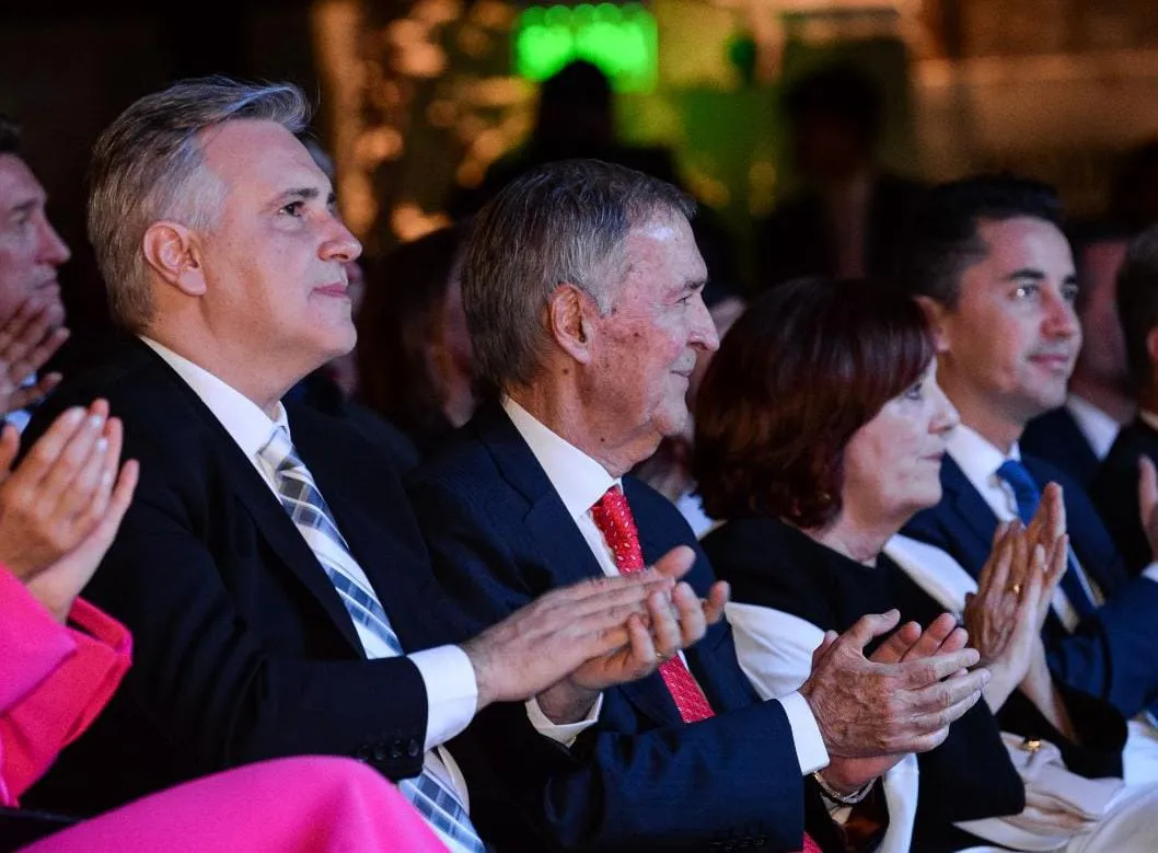 multimedia.normal.8d83a171879a06cc.dGVhdHJvIGNvbWVkaWEgcmVhcGVydHVyYSBtdW5pY2Jfbm9ybWFsLndlYnA%3D