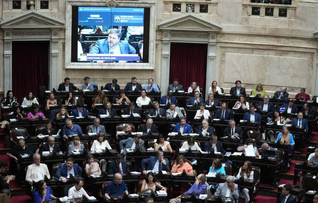 Diputados debate ley Bases by na