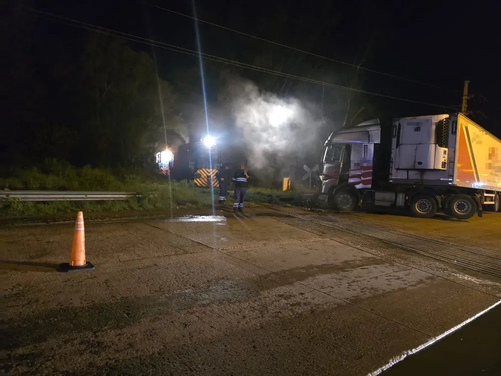 choque camión y tren by policía
