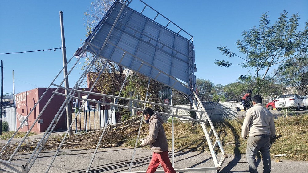 tormenta de viento caída de carteles @leoguevara80