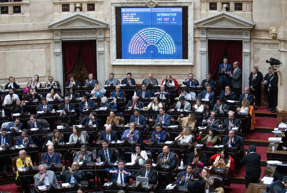 La Libertad Avanza festeja la aprobación de la Ley Bases en Diputados 2 (NA)