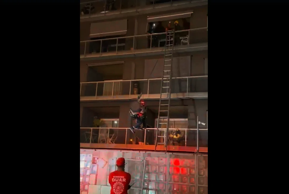 Rescate en incendio en barrio La Docta (Policía)