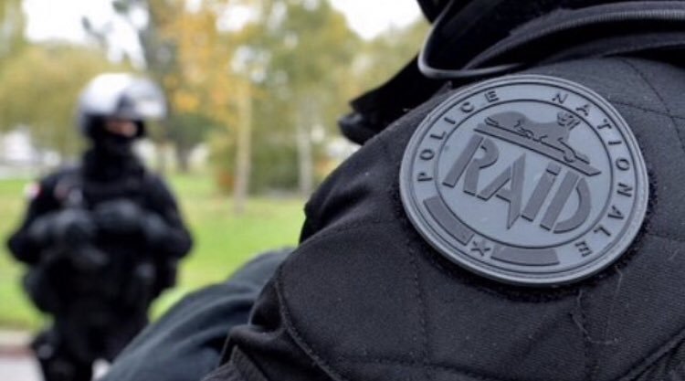 ataque con cuchillo en Lyon Francia by @raid_fipn