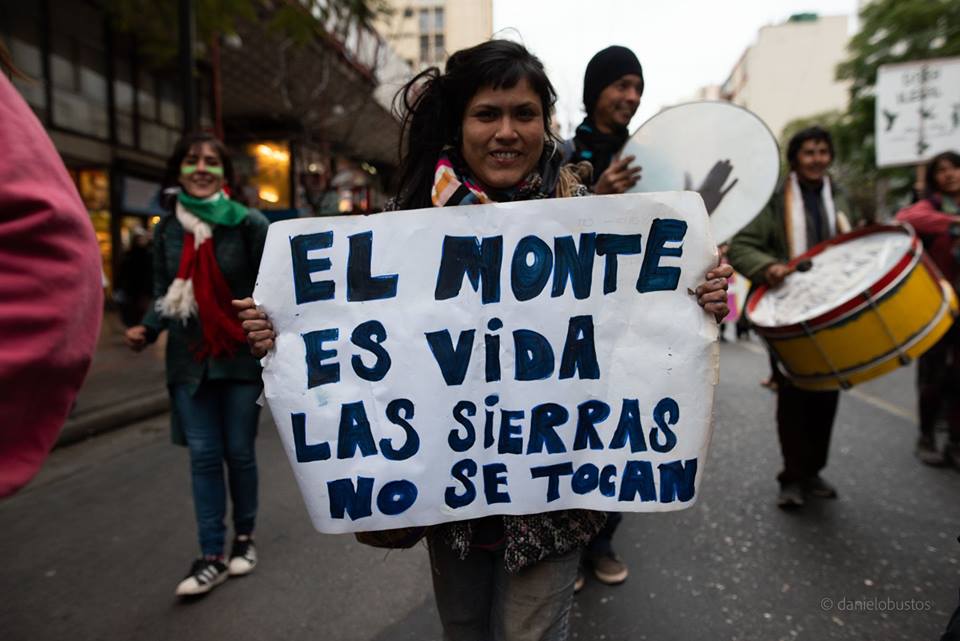 Se movilizan en Cosquín en la 11° marcha por el agua, la tierra y la vida