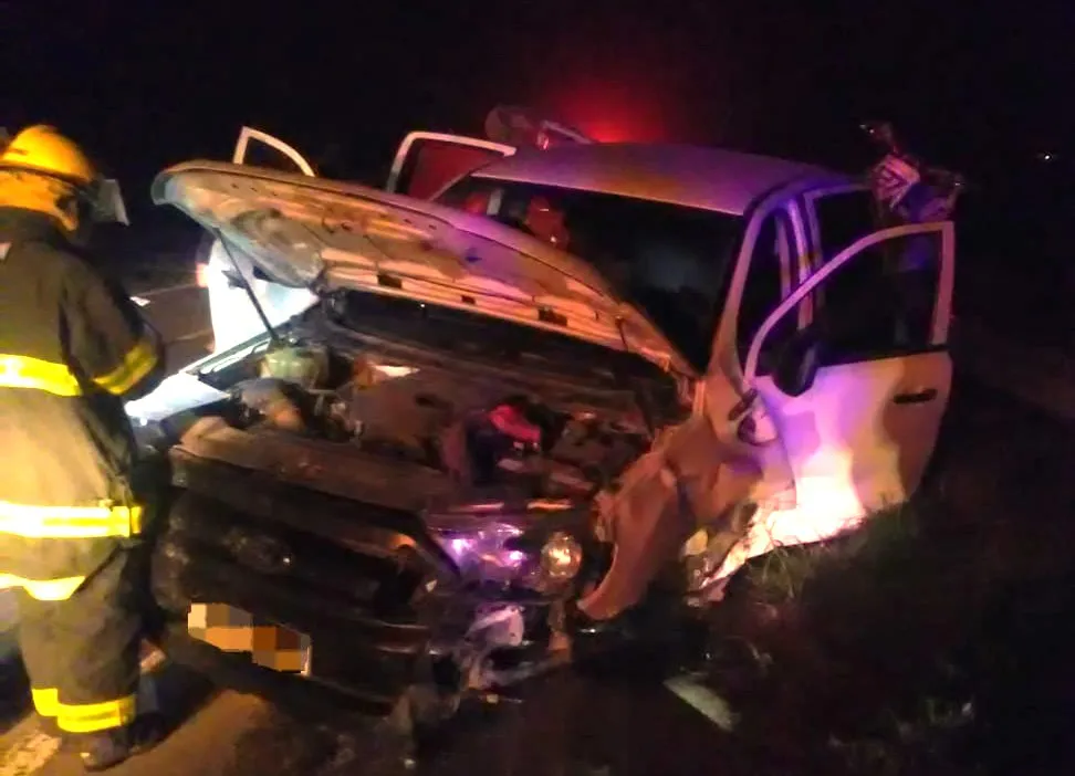 Camioneta chocada por trailer (Policía)