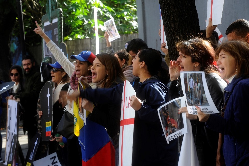 protestas-embajada venezuela elecciones by alfredo martinez Clarin