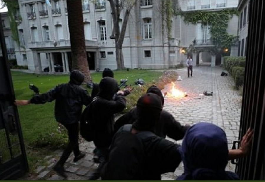 destrozos en embajada argentina de chile