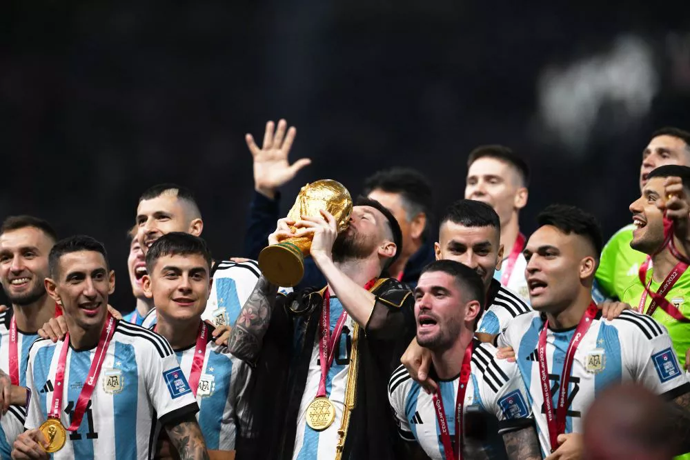 Messi levanta la copa by Telam