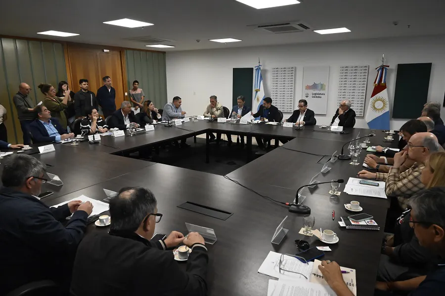 Debate en comisión de la Legislatura proyecto tierra y vivienda vía cooperativas y mutuales (Legislatura)