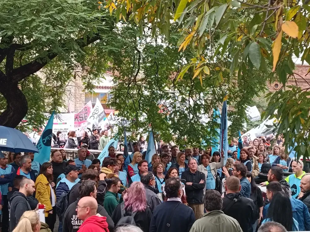 Marcha de gremios estatales al Apross (Miriam Campos LNM) 2