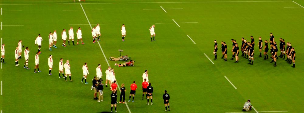 La V de la victoria de Inglaterra, al Haka de Nueva Zelanda en semifinales del Mundial Japón 2019. Foto propia
