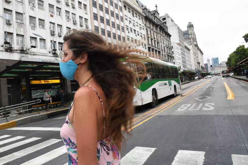 chica con barbijo by Télam