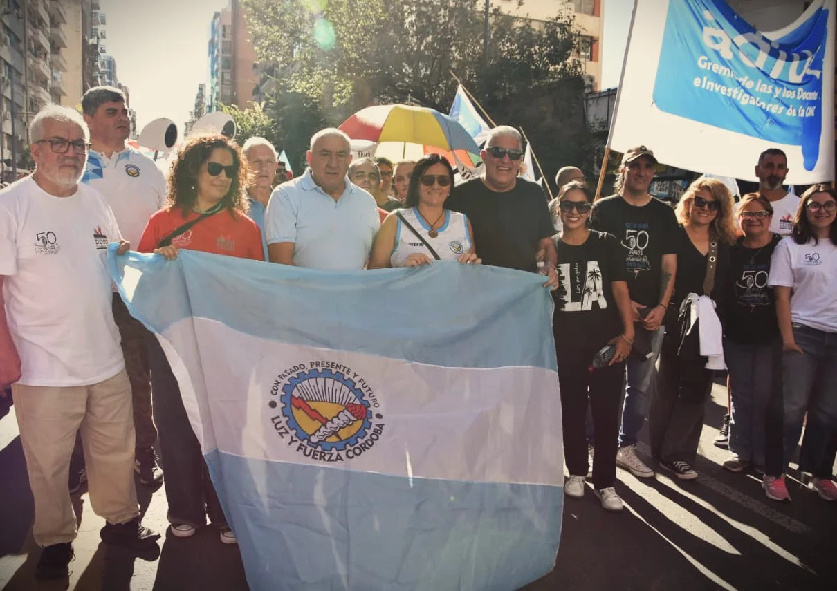 Sindicato de Luz y Fuerza en la marcha del 24 de marzo (gentileza) 01