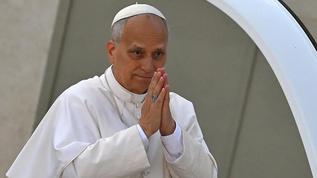 Previo a si viaje a Argentina, León XIV recibió al arzobispo de Mercedes-Luján en el Vaticano thumbnail