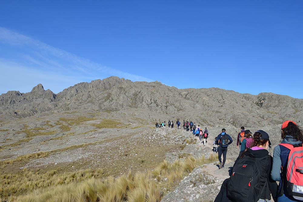 Los Gigantes -  La primera parte de la caminata rumbo a ingresar en una de las formaciones rocosas más reconocidas de la provincia