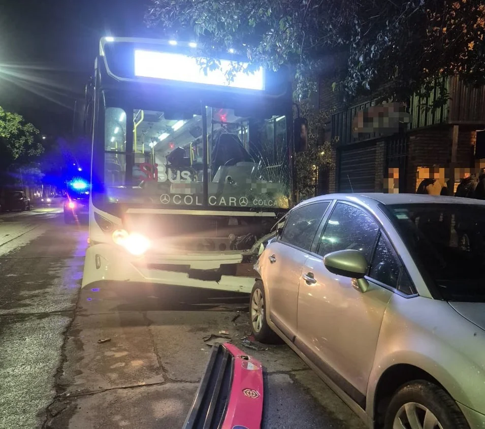 Un chofer de colectivo se descompensó y chocó contra dos autos: no se registraron heridos thumbnail