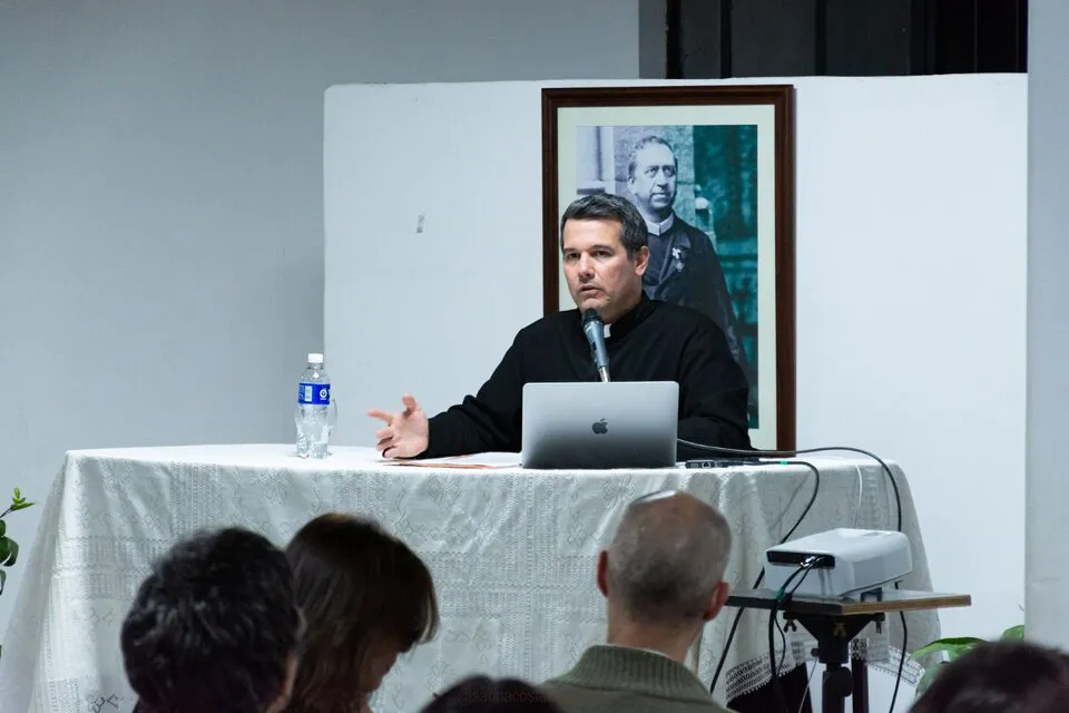 Javier Olivera Ravasi by gentileza