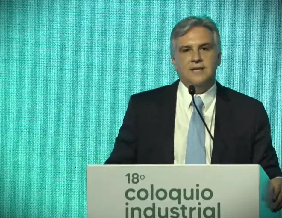 Llaryora en el 18 Coloquio de la UIC (captura)