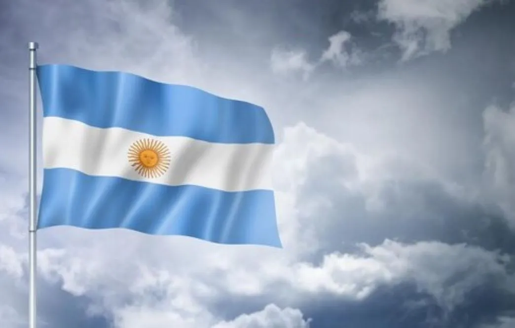 bandera-argentina-cielo-nublado gentileza freepik