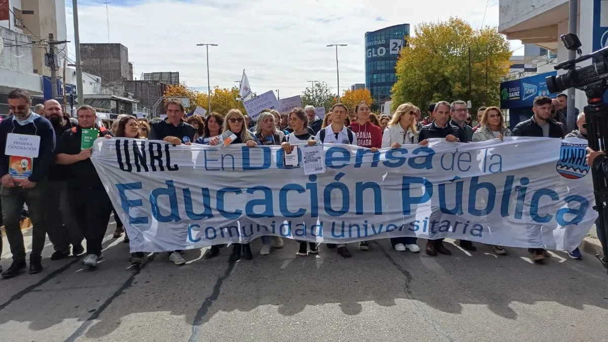 UNRC-marcha-en-defensa-de-la-educación-pública-_Puntal_