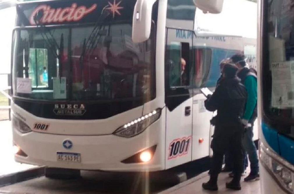 colectivo con pasajero repatriado de Perú @Elciudadanoweb