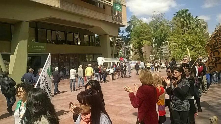 Abrazo a la municipalidad by Roscop