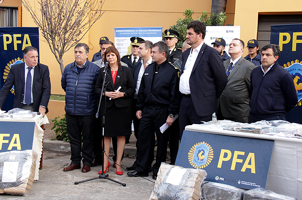 Diego-hak-con-la-Ministra-Patricia-Bullrich_0888