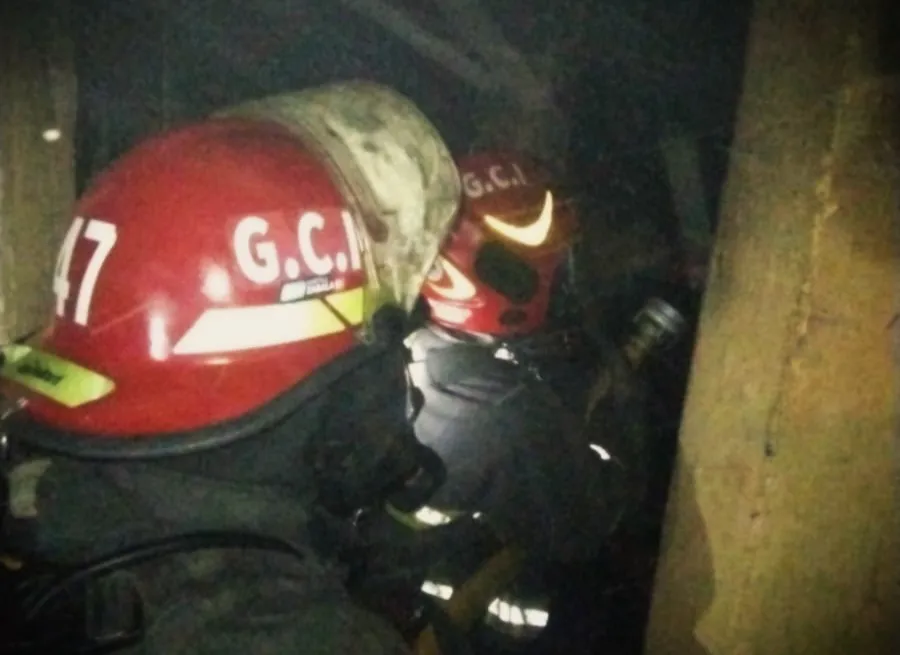 Bomberos sofocan incendio en un depósito (Policía)