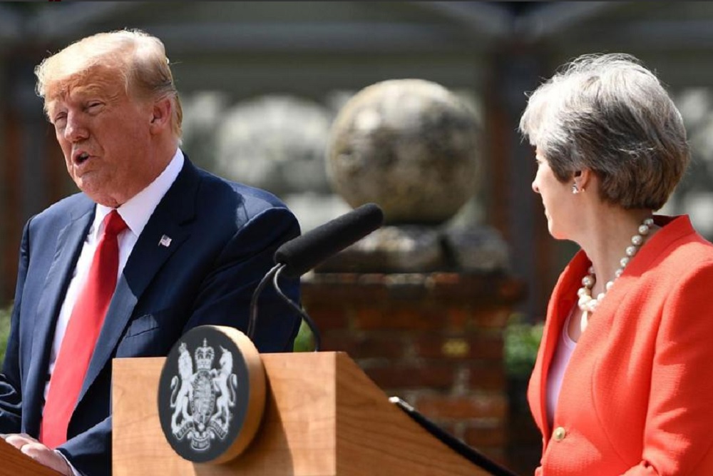 Trump y May by AP