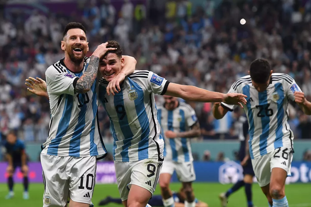 Lionel Messi y Julián Álvarez festejan el segundo gol ante Croacia by telam