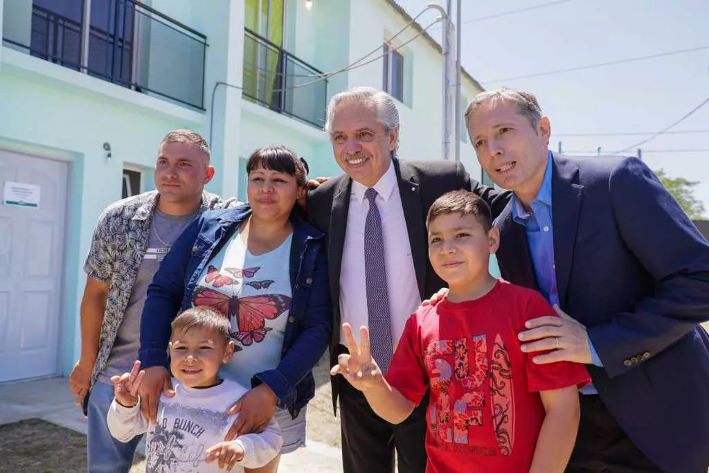 Fernández inaugura viviendas by NA